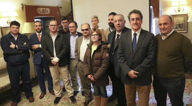 El Consejero de Innovación, Industria, Turismo y Comercio del Gobierno de Cantabria felicita el proyecto de accesibilidad sensorial que aplicarán ocho restaurantes de Santillana del Mar, 1