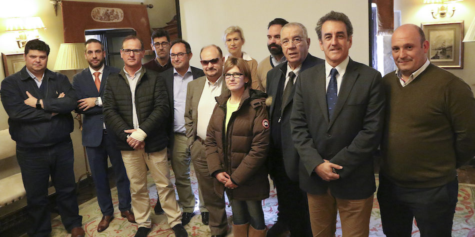 El Consejero de Innovación, Industria, Turismo y Comercio del Gobierno de Cantabria felicita el proyecto de accesibilidad sensorial que aplicarán ocho restaurantes de Santillana del Mar, 1